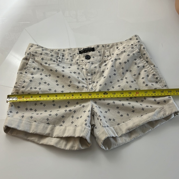 (10) Banana Republic Shorts - Picture 9 of 10